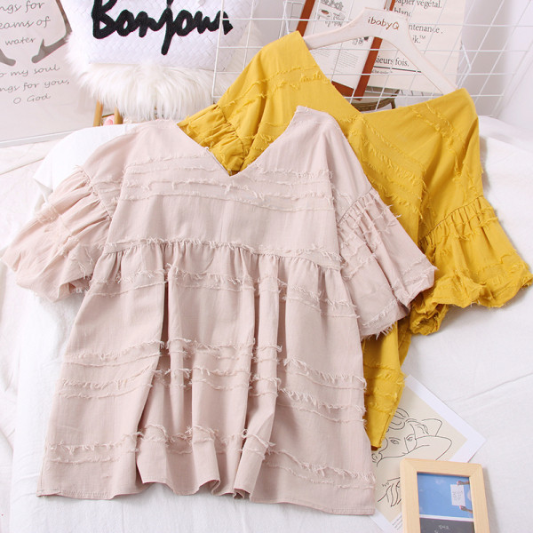 Spitsikaelusega ja laiade lootosevarrukatega naiste pluus