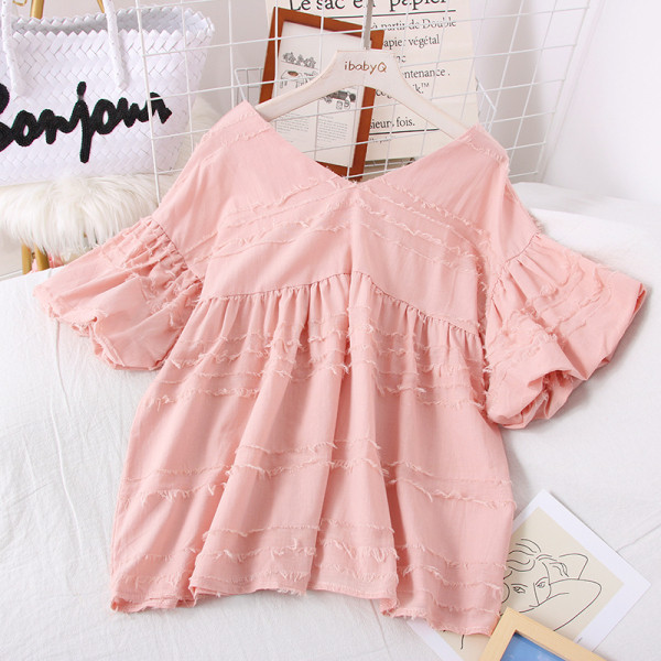 Spitsikaelusega ja laiade lootosevarrukatega naiste pluus