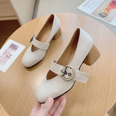 Retro női cipő vastag sarkú fém csattal