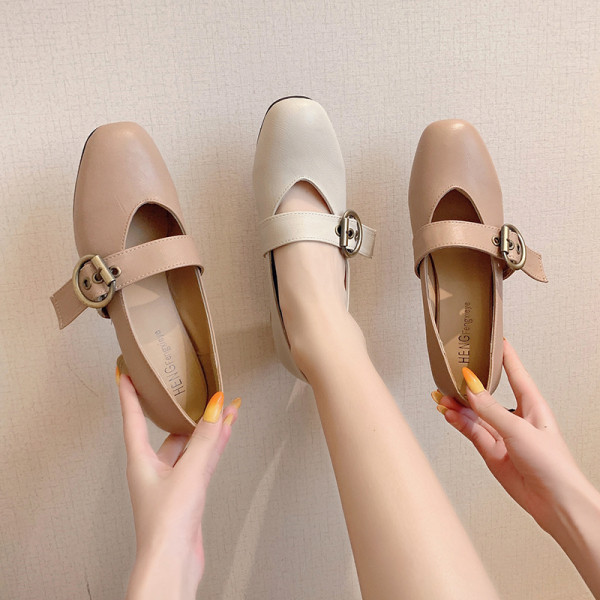 Retro női cipő vastag sarkú fém csattal