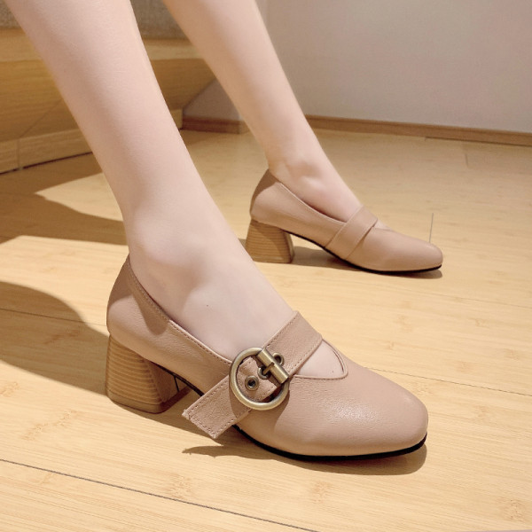 Retro női cipő vastag sarkú fém csattal