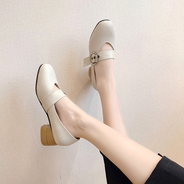 Retro női cipő vastag sarkú fém csattal