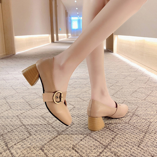 Retro női cipő vastag sarkú fém csattal