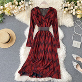 Modern női ruha V-nyakú, fényes hatású