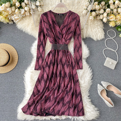 Modern női ruha V-nyakú, fényes hatású