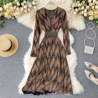 Modern női ruha V-nyakú, fényes hatású