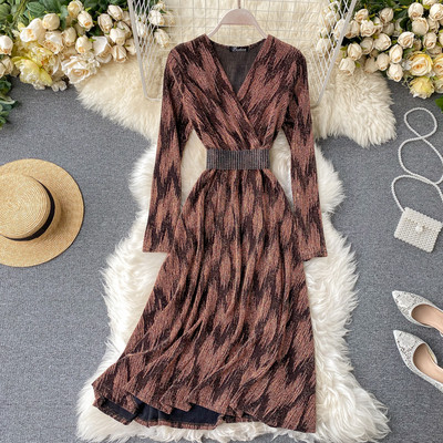 Modern női ruha V-nyakú, fényes hatású