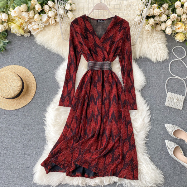 Modern női ruha V-nyakú, fényes hatású