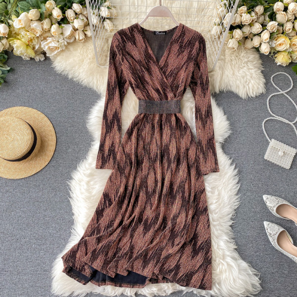 Modern női ruha V-nyakú, fényes hatású