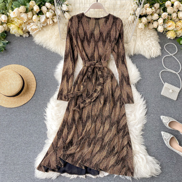 Modern női ruha V-nyakú, fényes hatású