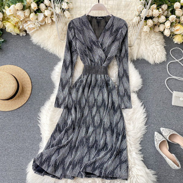 Modern női ruha V-nyakú, fényes hatású