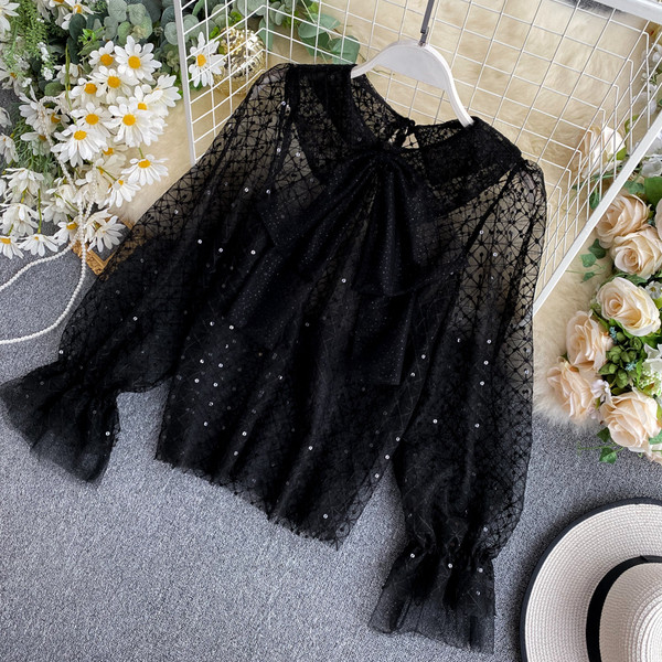 Modern női csipke ing flitterekkel és szalaggal a gallérján fekete színben