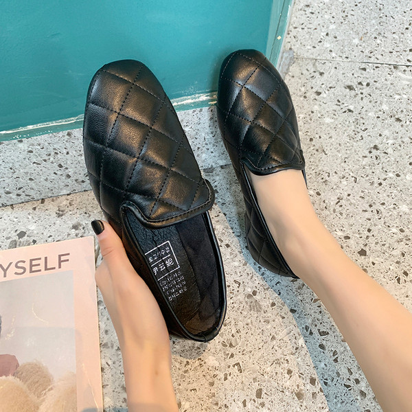 Stílusos női bőr mokaszin lapos talppal