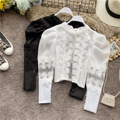 Moderna kratka ženska bluza s puf rukavima i prozirnim dijelovima s čipkom