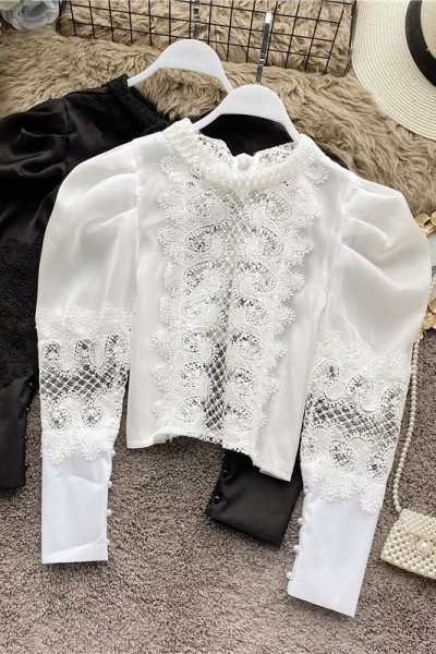 Moderna kratka ženska bluza s puf rukavima i prozirnim dijelovima s čipkom