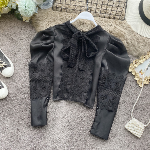 Moderna kratka ženska bluza s puf rukavima i prozirnim dijelovima s čipkom