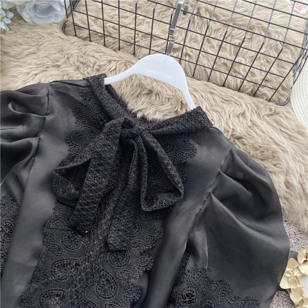 Moderna kratka ženska bluza s puf rukavima i prozirnim dijelovima s čipkom