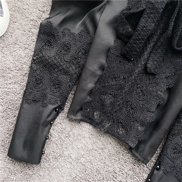 Moderna kratka ženska bluza s puf rukavima i prozirnim dijelovima s čipkom