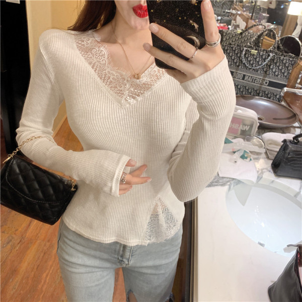 Vékony kötésből készült női blúz spitz nyakkivágással és fekete-fehér csipkével