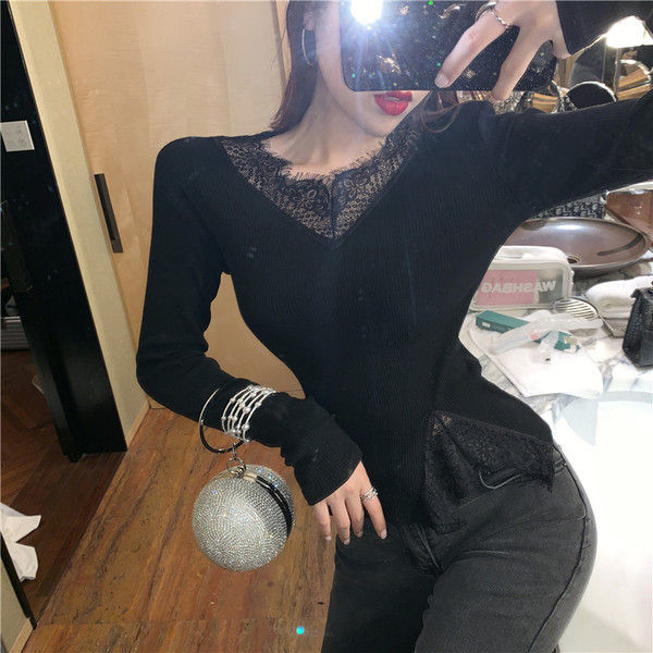 Vékony kötésből készült női blúz spitz nyakkivágással és fekete-fehér csipkével