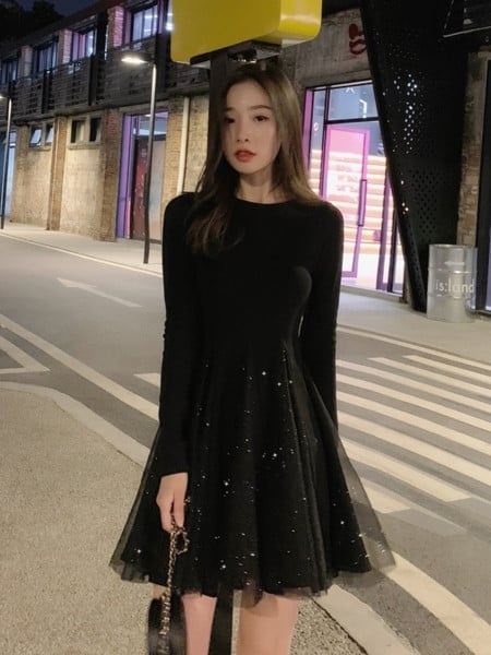 Modern női ruha kövekkel és tüllel fekete és bézs színben