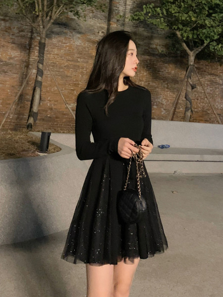 Modern női ruha kövekkel és tüllel fekete és bézs színben