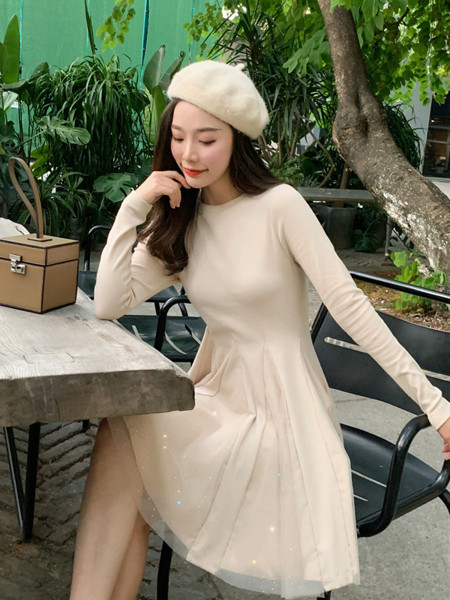 Modern női ruha kövekkel és tüllel fekete és bézs színben