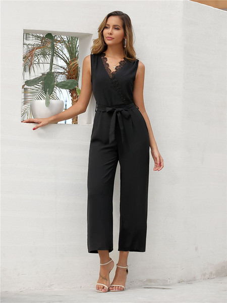 Modern női overál övvel és csipkével