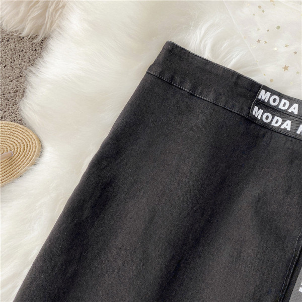 Új modell modern női szoknya magas derékkal, feliratos övvel