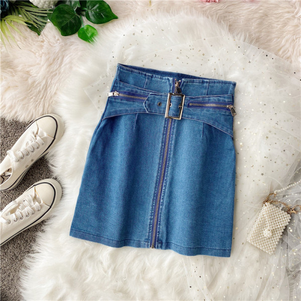 Női farmerszoknya magas derékkal, elöl cipzárral és övvel