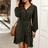 Naiste triibuline kleit spitsikaelusega - asümmeetriline mudel