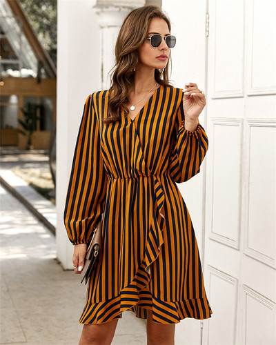 Naiste triibuline kleit spitsikaelusega - asümmeetriline mudel