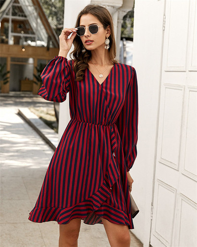 Naiste triibuline kleit spitsikaelusega - asümmeetriline mudel