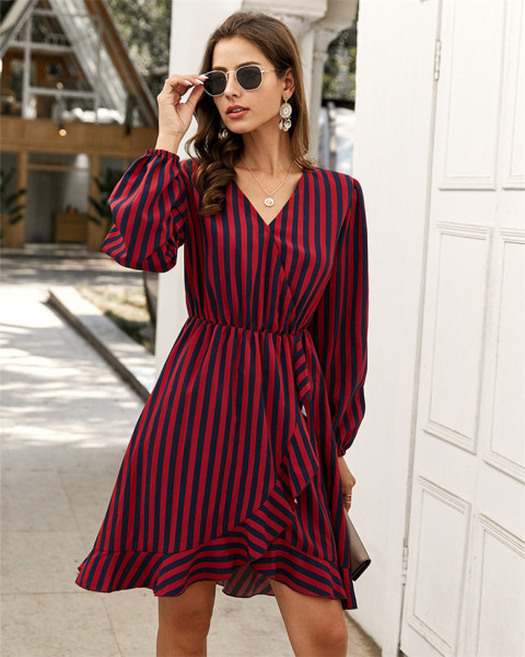 Naiste triibuline kleit spitsikaelusega - asümmeetriline mudel