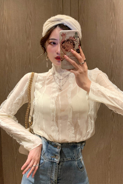 Női csipkeblúz pólógallérral, fekete és bézs színben