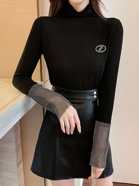 Női blúz pólógallérral és kövekkel fekete színben