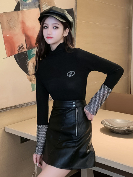 Női blúz pólógallérral és kövekkel fekete színben