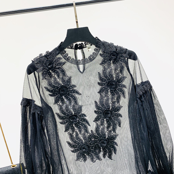 Modern női tüll blúz ovális nyakkivágással és hosszú ujjakkal