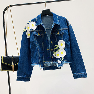 Uue mudeli lillemustriga naiste teksakrae