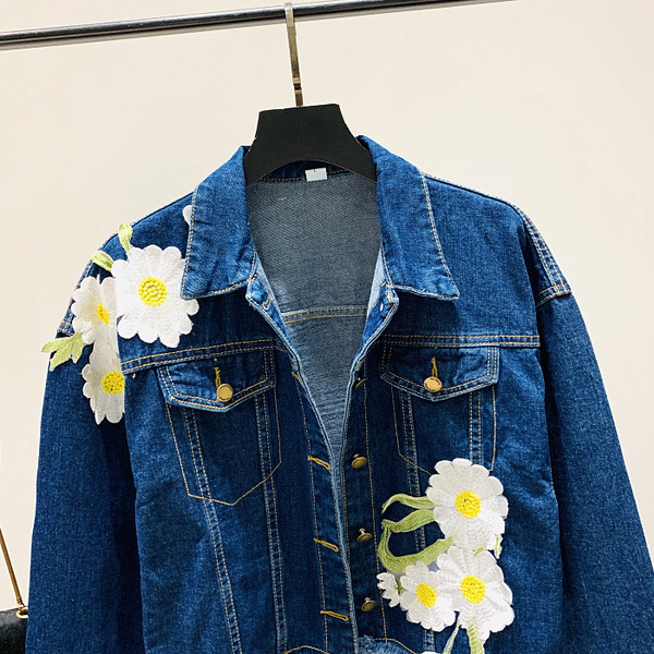 Uue mudeli lillemustriga naiste teksakrae