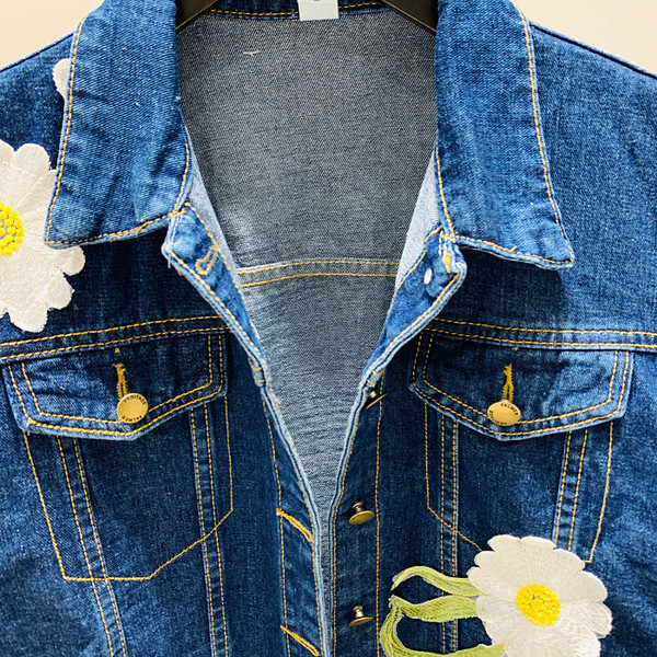 Uue mudeli lillemustriga naiste teksakrae