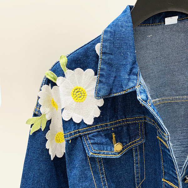 Uue mudeli lillemustriga naiste teksakrae