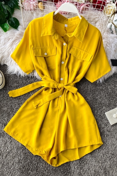 Modern női jumpsuit rövid ujjal és derékövvel