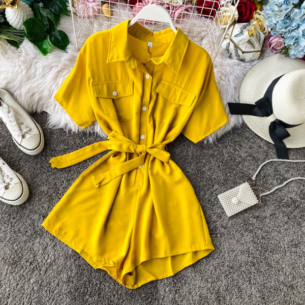 Modern női jumpsuit rövid ujjal és derékövvel