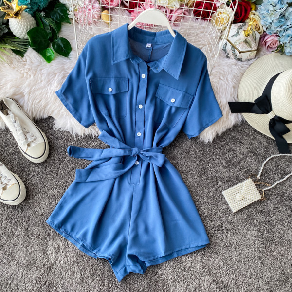 Modern női jumpsuit rövid ujjal és derékövvel