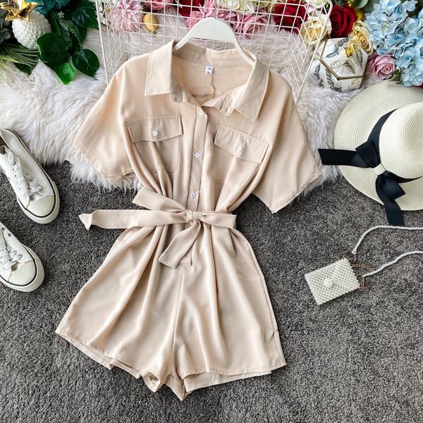 Modern női jumpsuit rövid ujjal és derékövvel