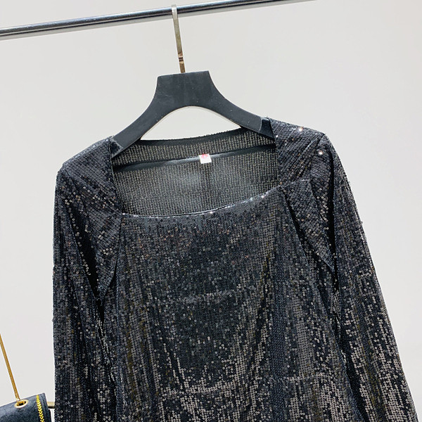 Elegáns női blúz négyzet alakú nyakkivágással és hosszú ujjal