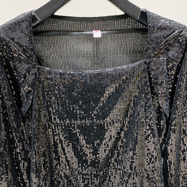 Elegáns női blúz négyzet alakú nyakkivágással és hosszú ujjal