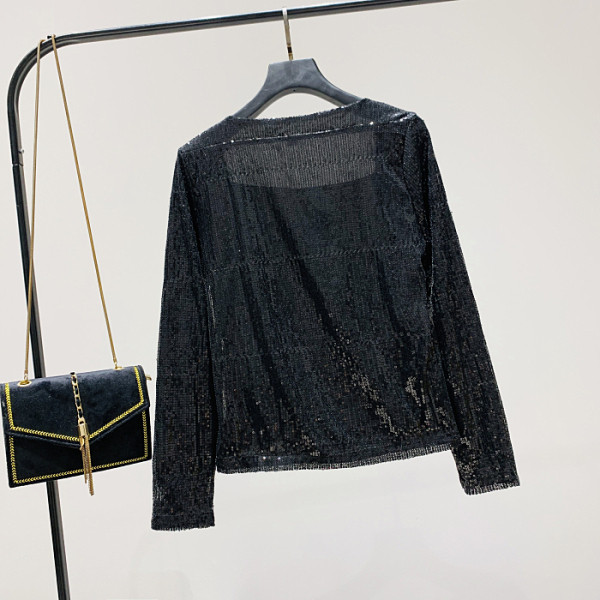 Elegáns női blúz négyzet alakú nyakkivágással és hosszú ujjal