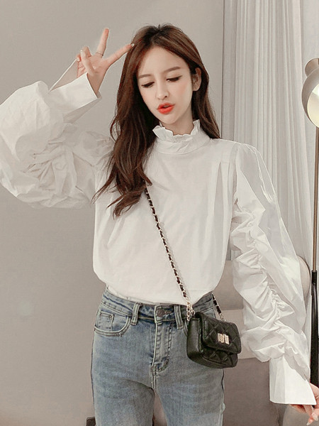 Női retro ing félmagas gallérral és széles ujjú fehér színben